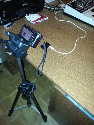 appareil photo filmant le lecteur mp3 posé sur un bureau