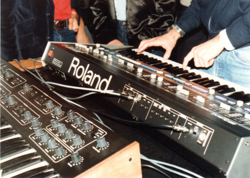 Photo prise lors du NAMM en 1983, montrant les deux synthés branchés l'un
avec l'autre. Source : midi.org
